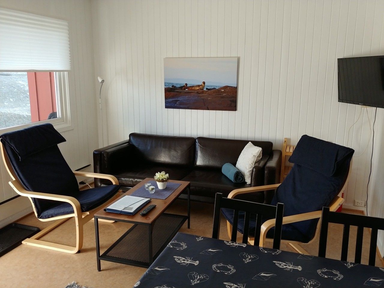 Stue med sofa, stuebord og lenestoler
