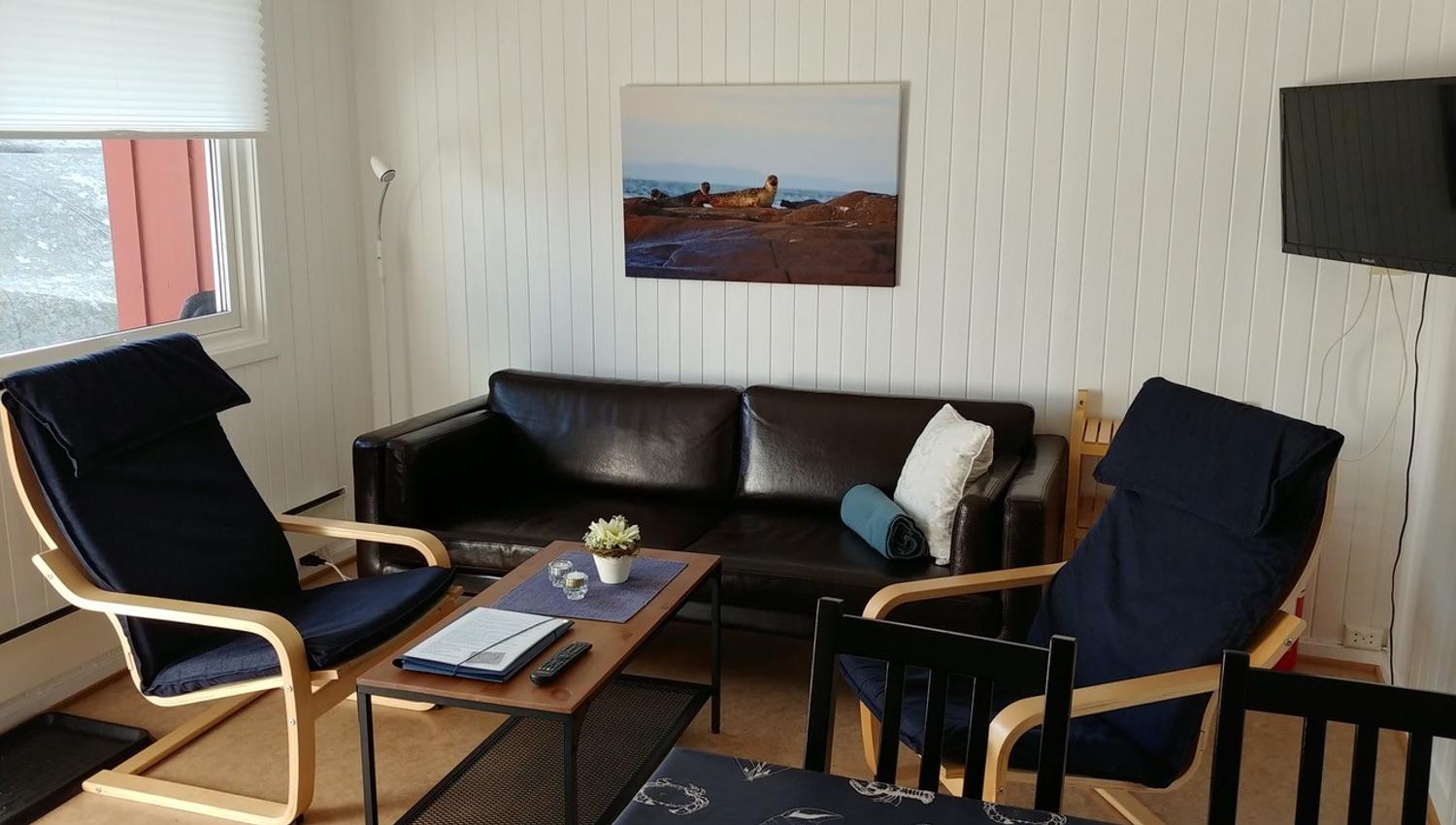 Stue med sofa, stuebord og lenestoler