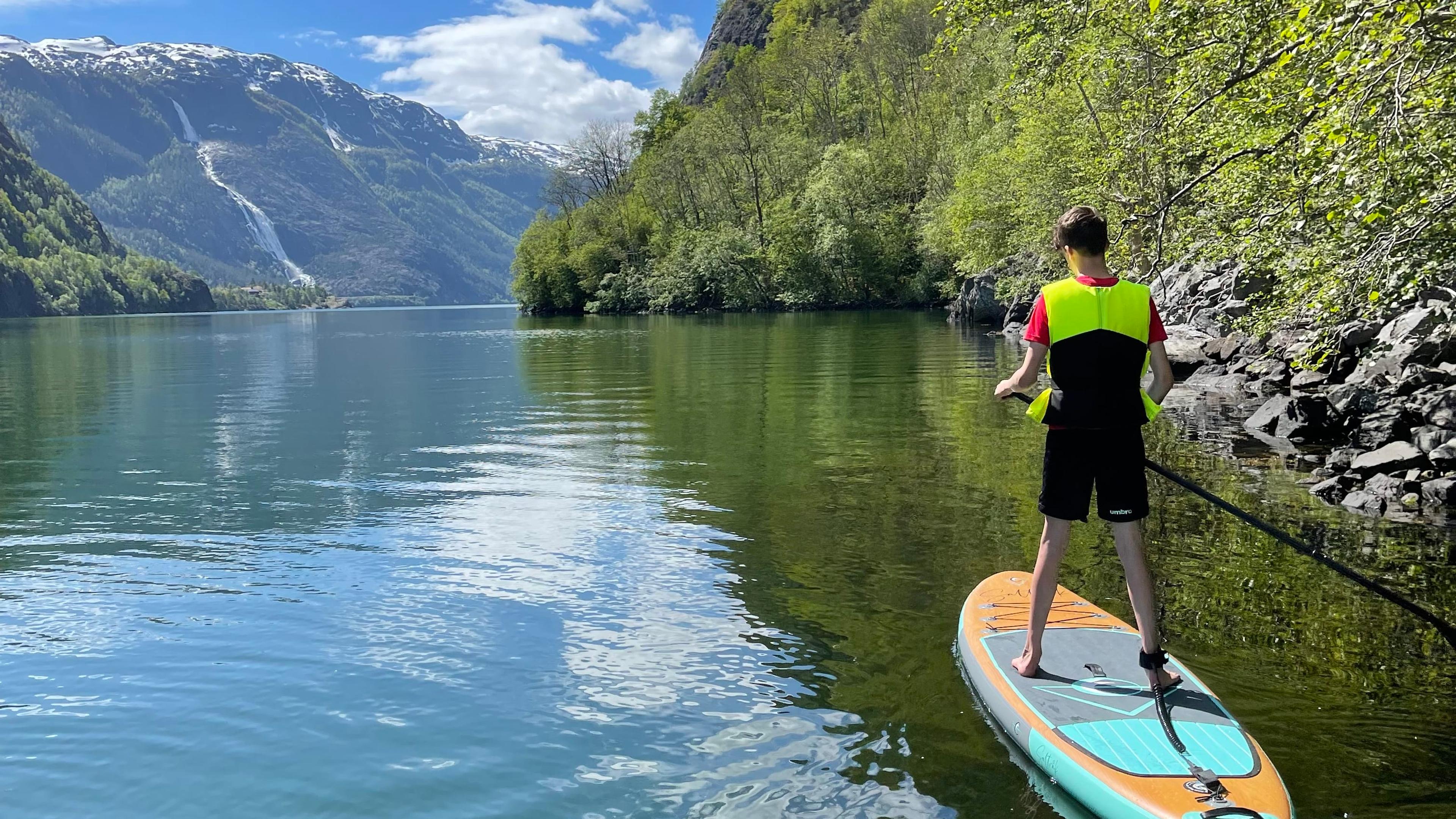 På SUP i Åkrafjorden med Langfoss