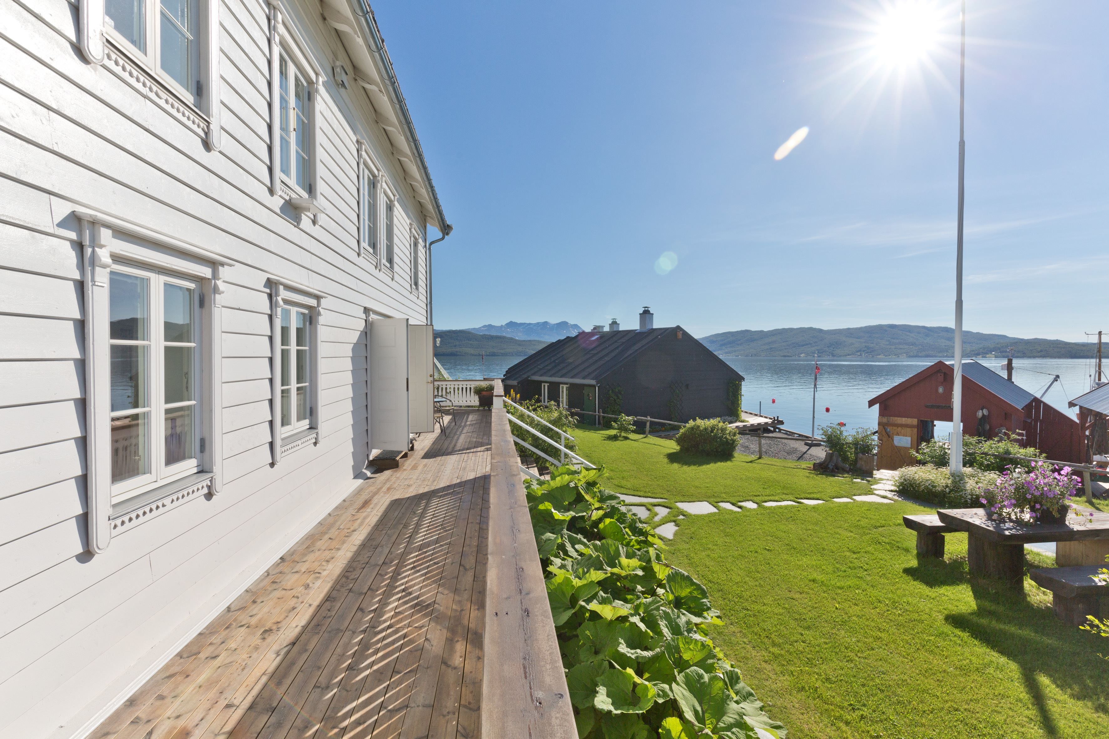 vakkert sommerbilde utenfor Finsnes Gaard