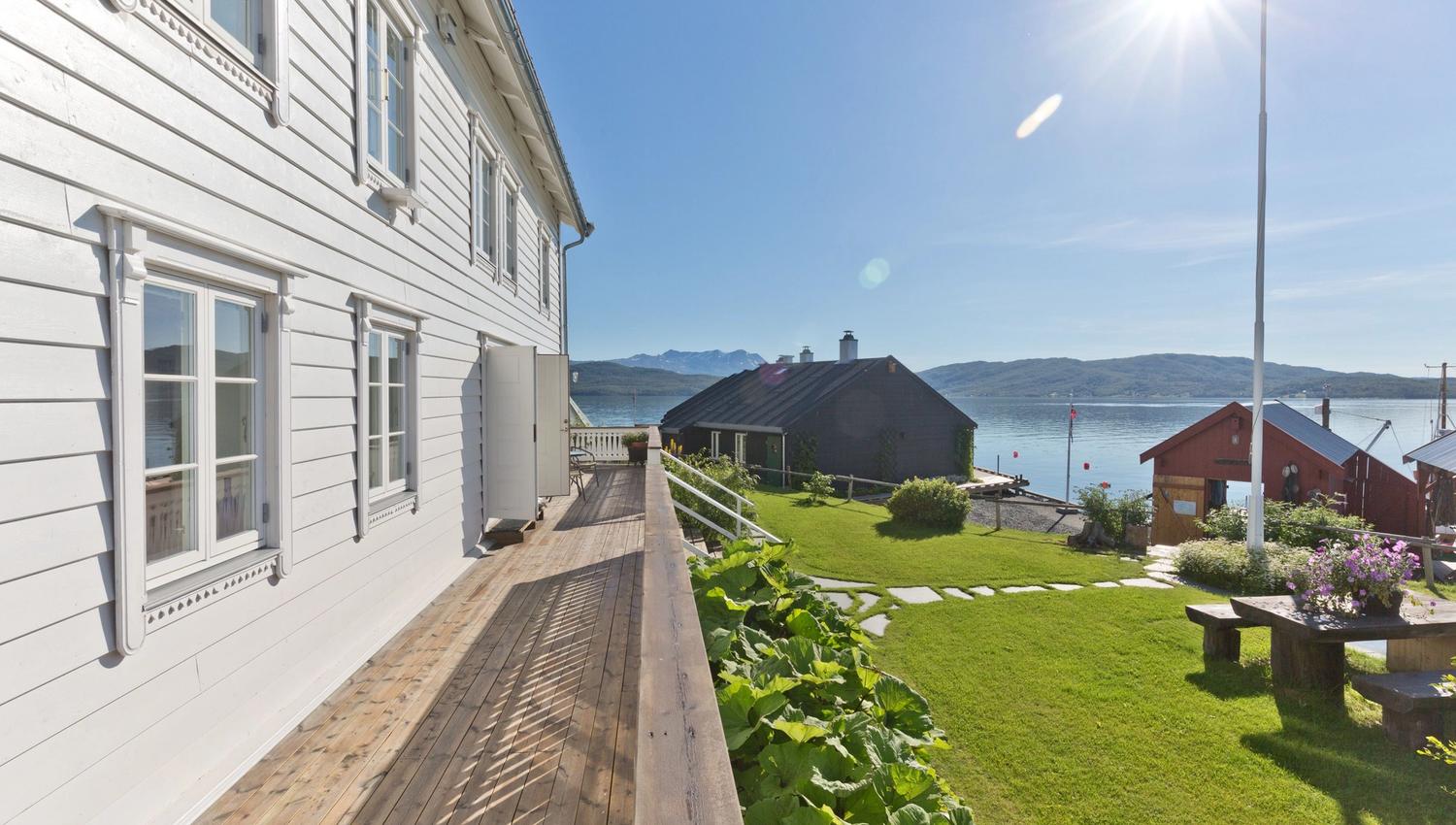 vakkert sommerbilde utenfor Finsnes Gaard