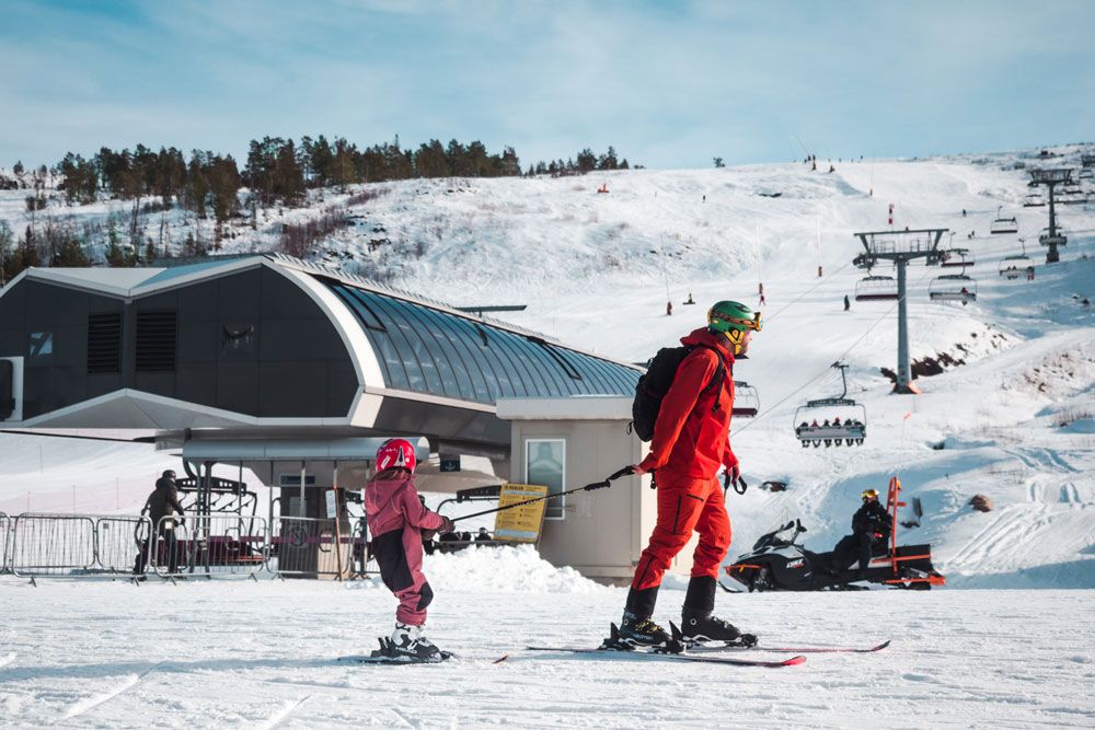 mann og barn på Gautefall skisenter