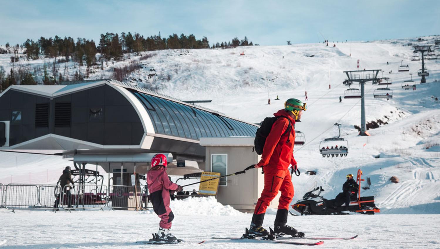 mann og barn på Gautefall skisenter
