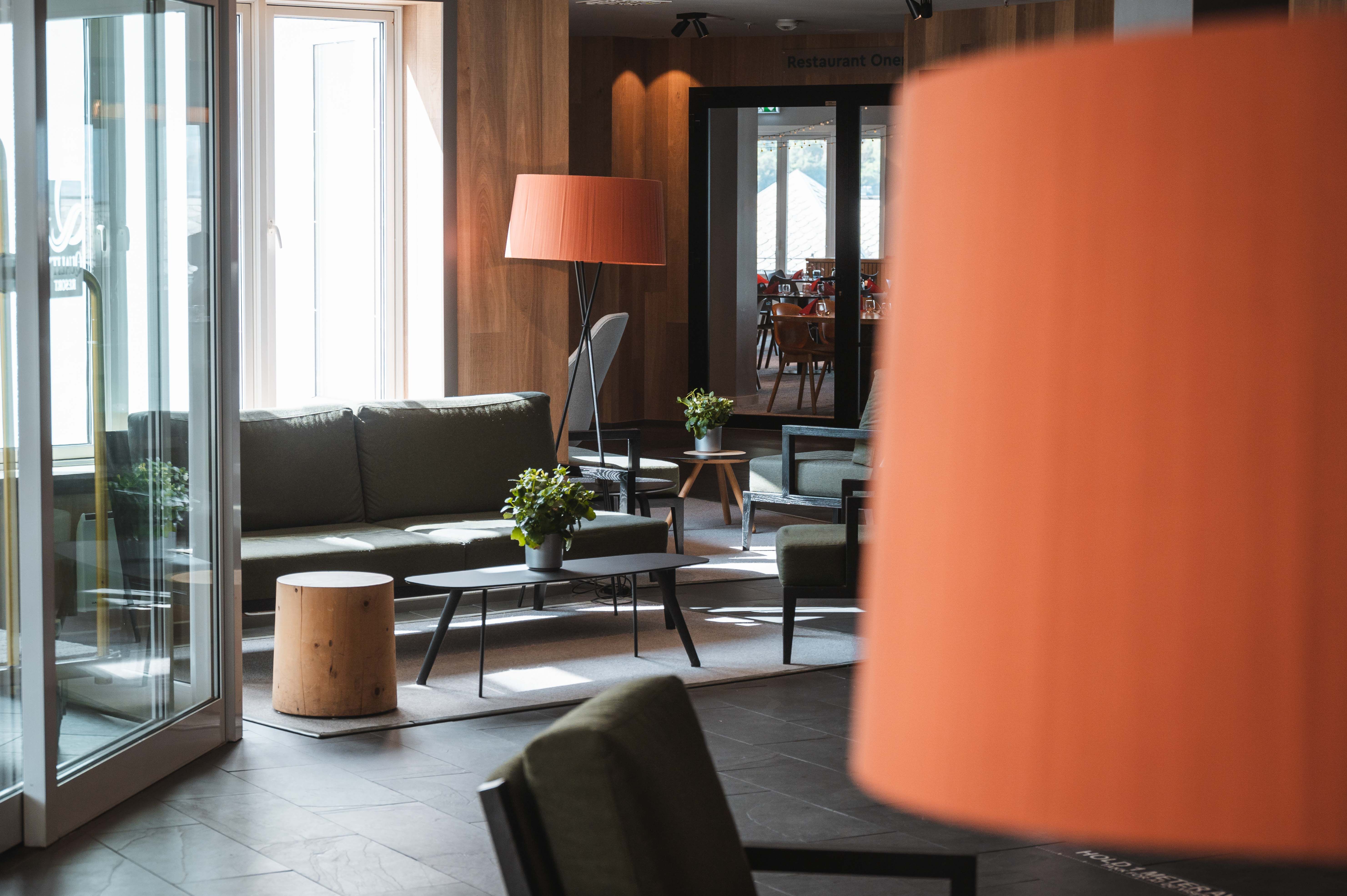 Et salongområde ved siden av hotellinngangen.