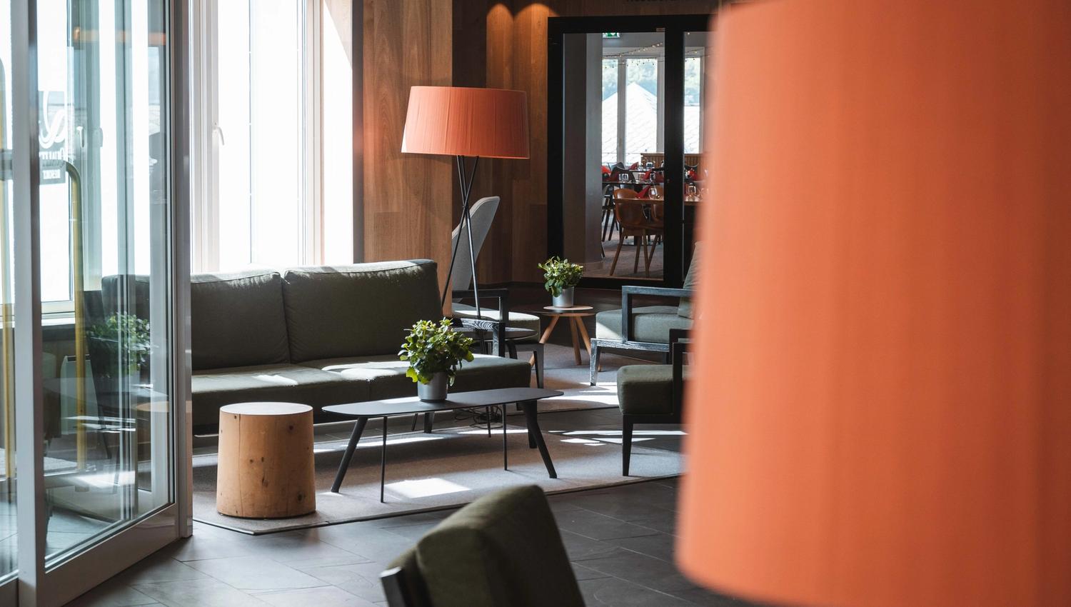 Et salongområde ved siden av hotellinngangen.
