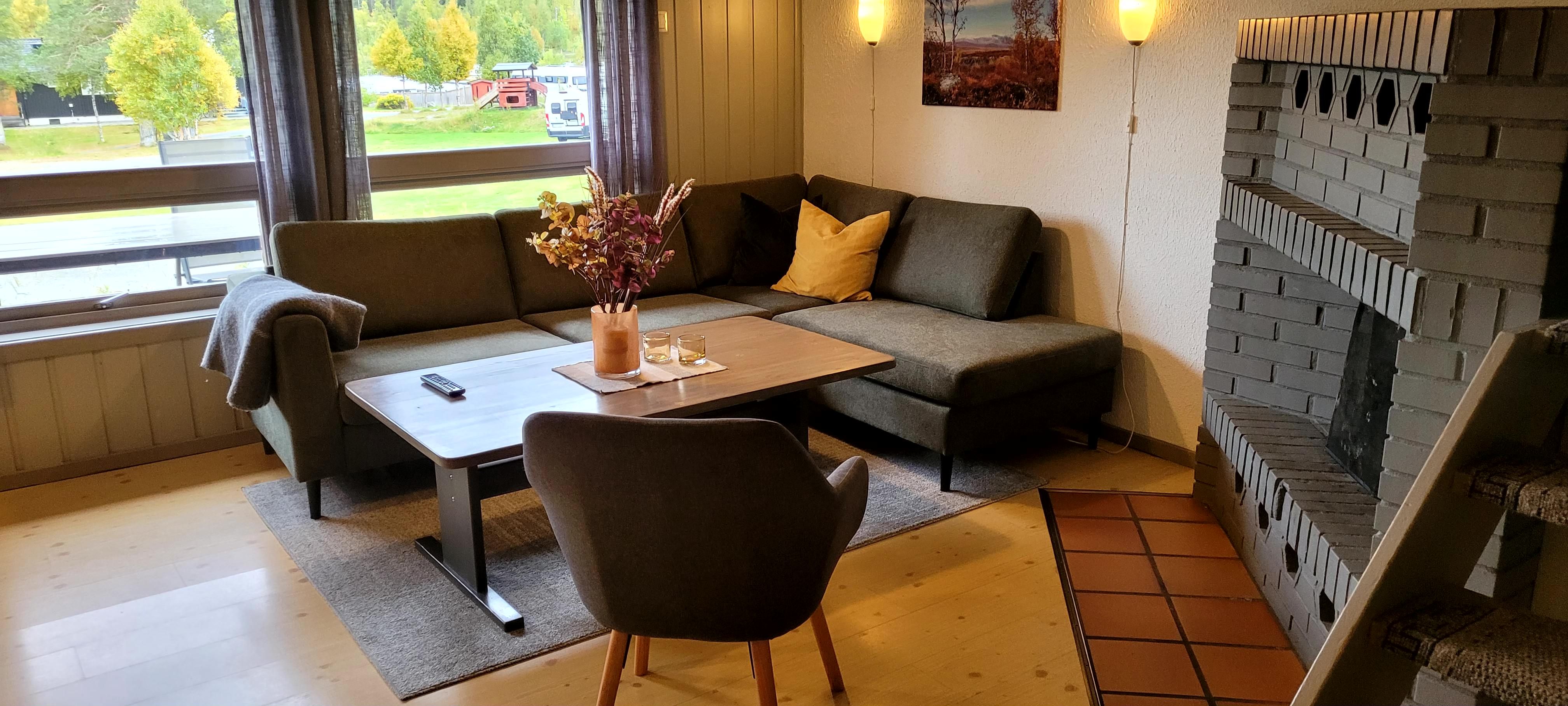 Stue på cabin Skogheim på Øen Turistsenter
