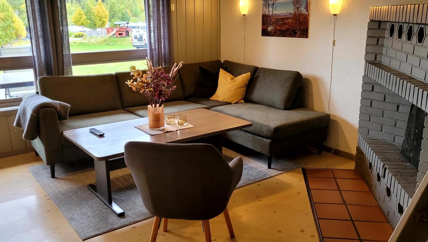 Stue på cabin Skogheim på Øen Turistsenter
