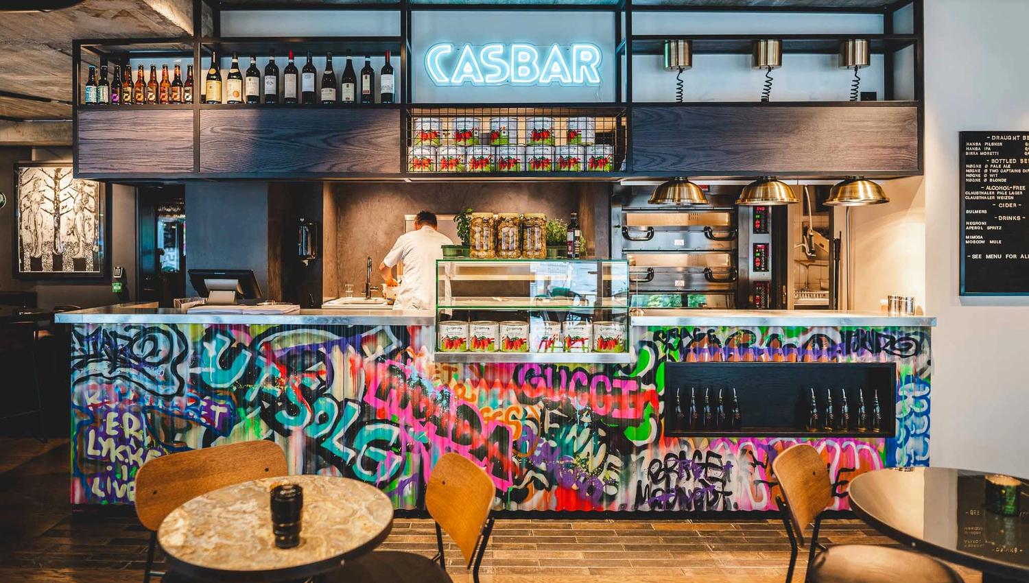 Barområde ved Casbar. Pyntet med grafittikunst