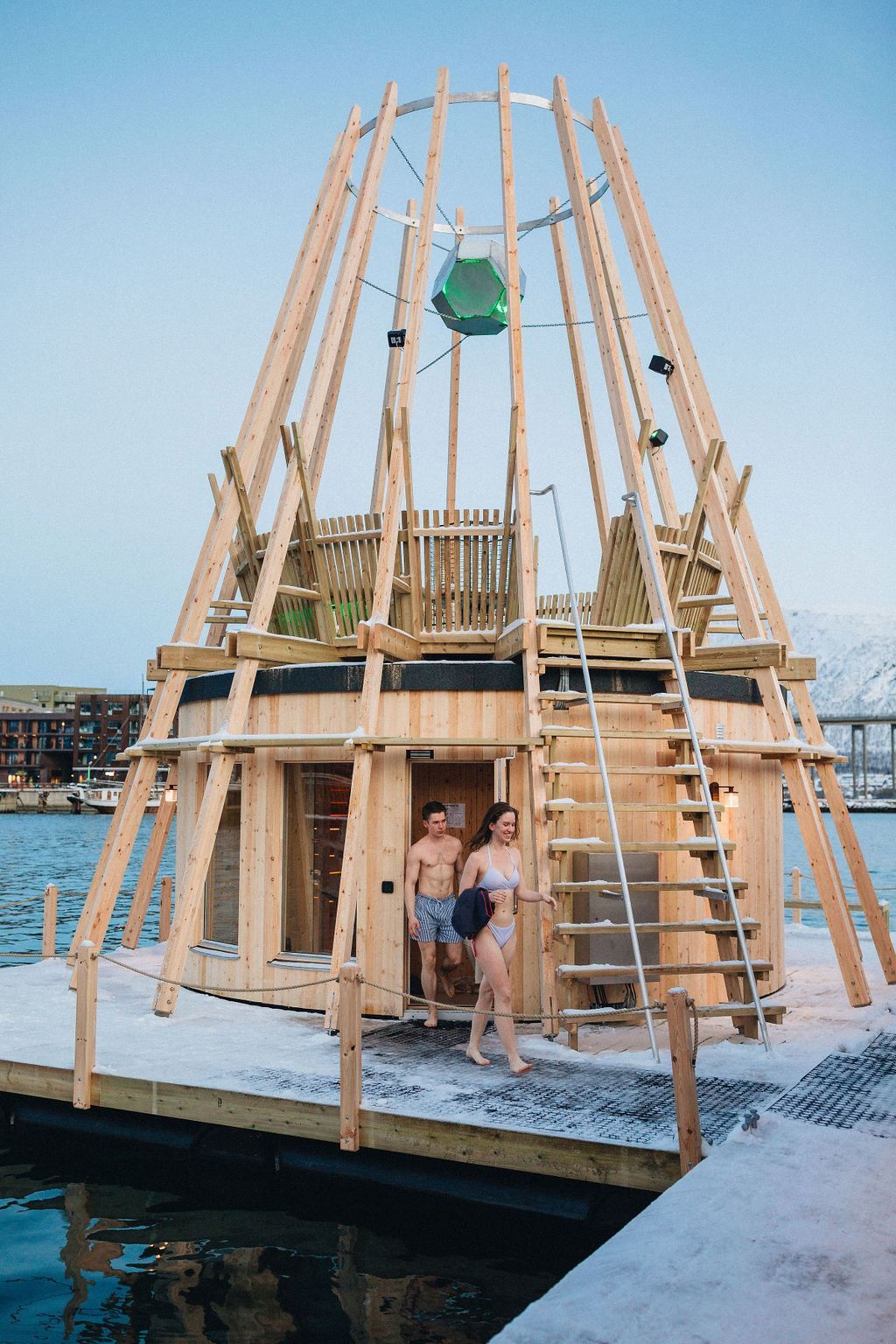 To personer på vei ut fra badstue i snøen