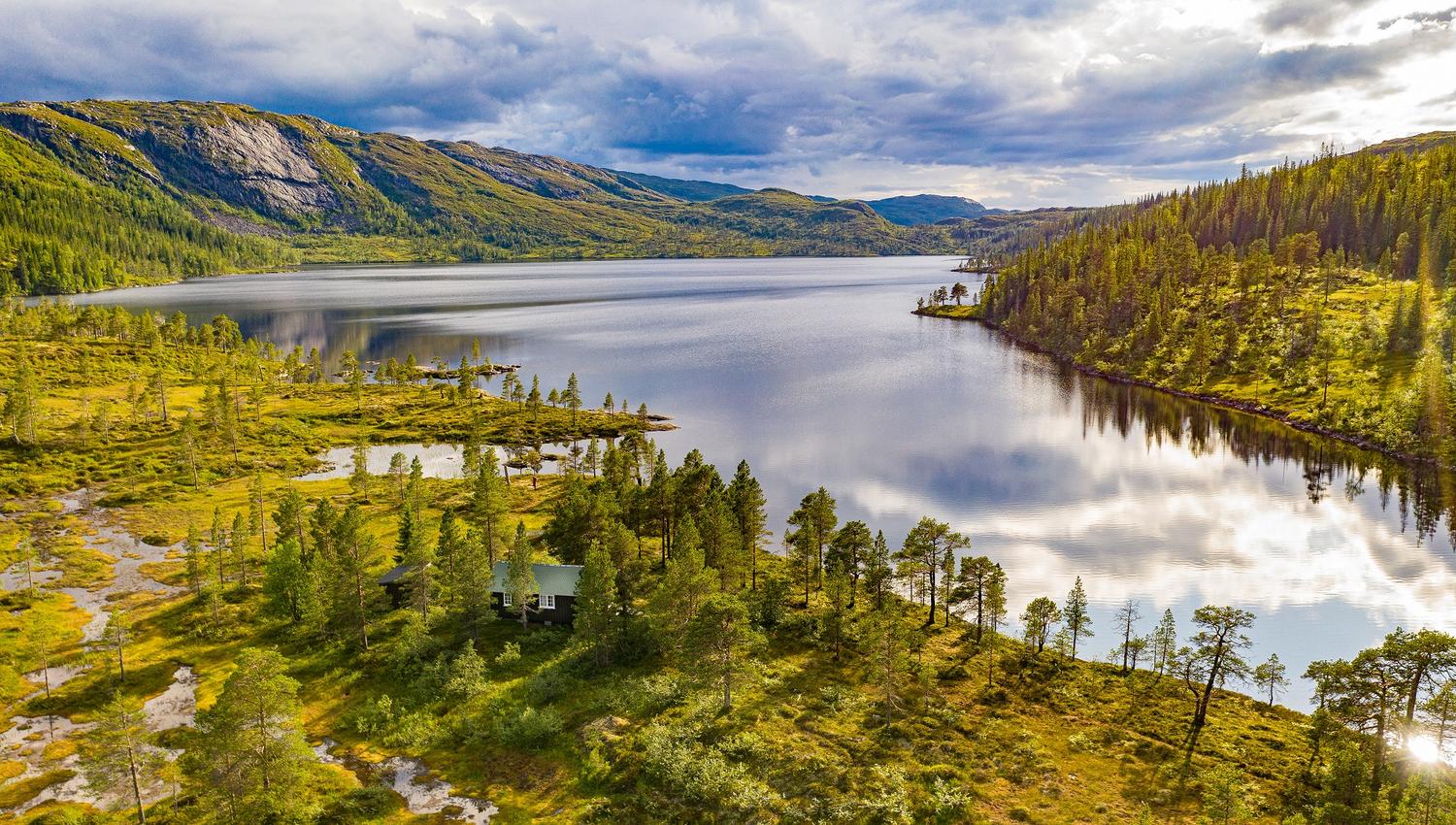 Kvernsjøhytta og Kvernsjøen i Snåsa