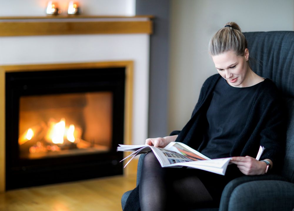 dame foran peisen på Home Hotel Bryggeparken