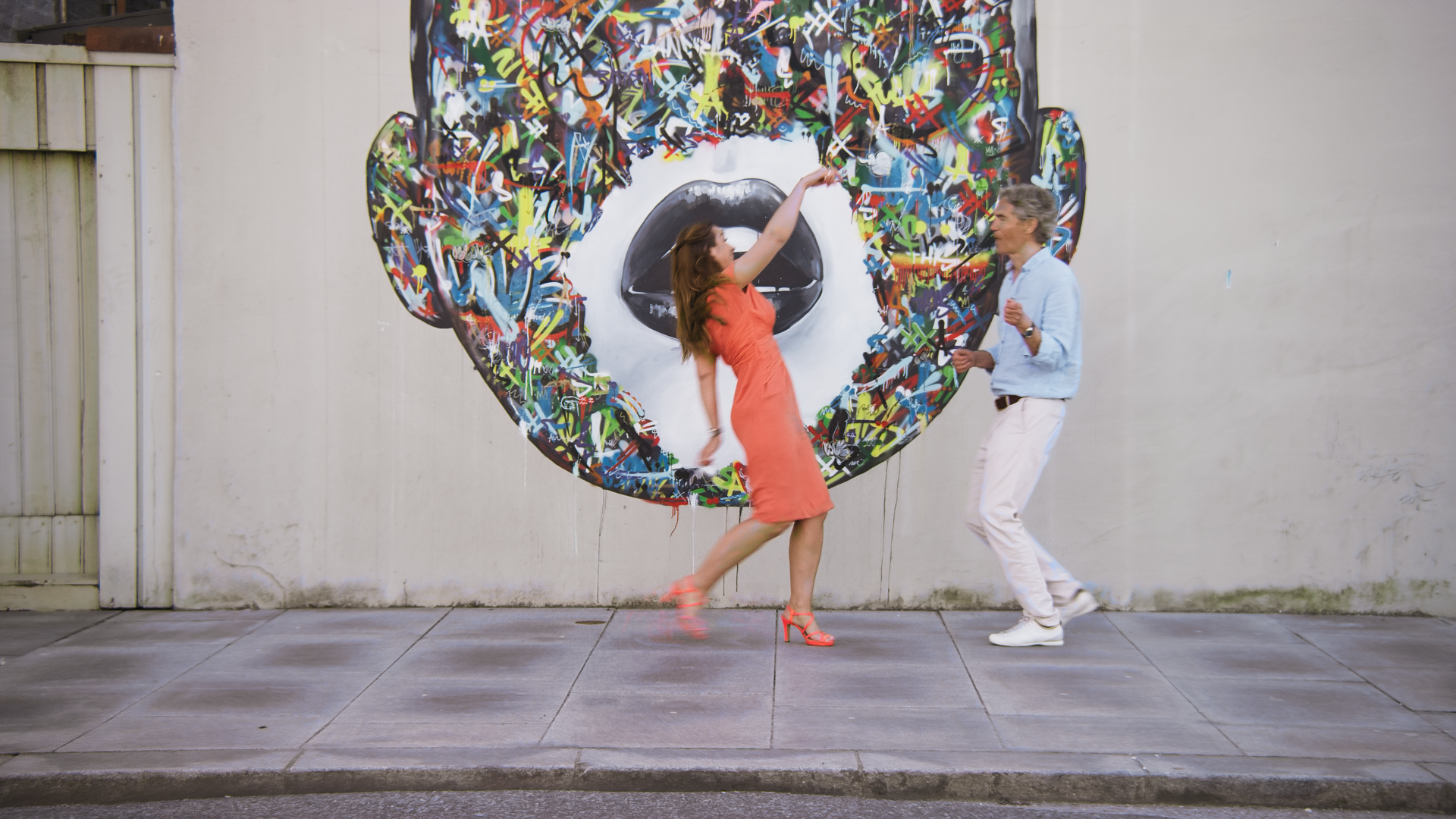 Par danser foran street art