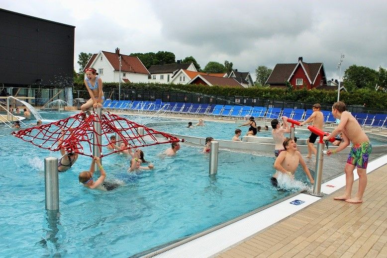 flere barn i badebasseng