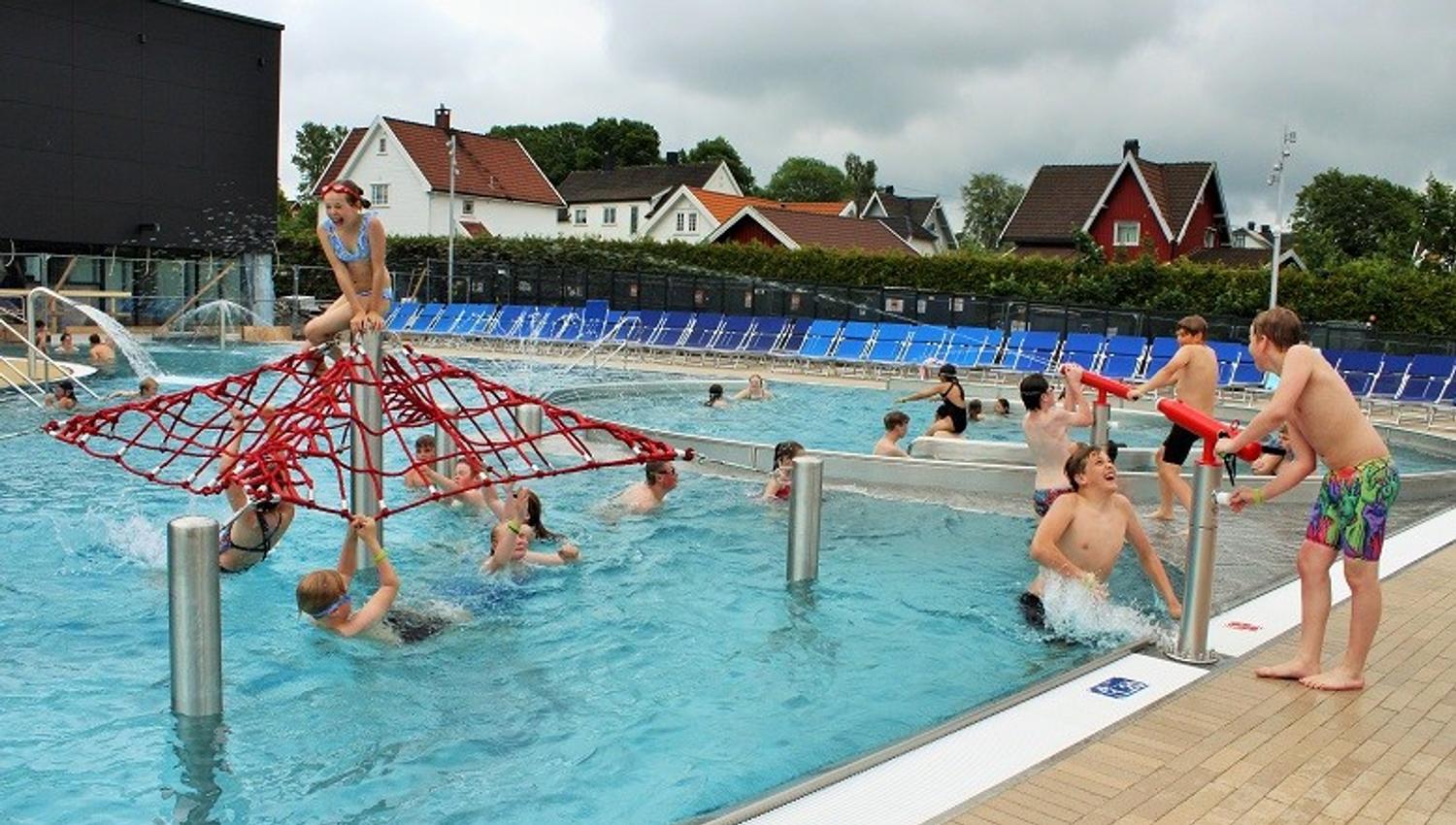 flere barn i badebasseng