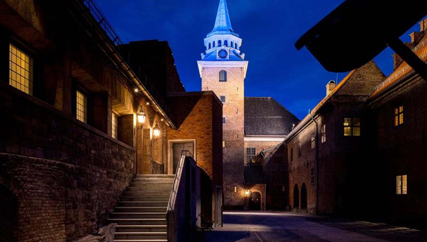 Den innvendige gården med slottstårnet i bakgrunnen