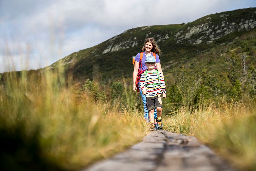 mor og sønn går på en sti på vandretur på Lifjell i Bø