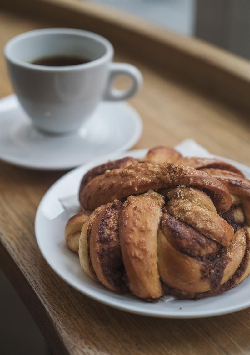 kanelbolle med kaffee