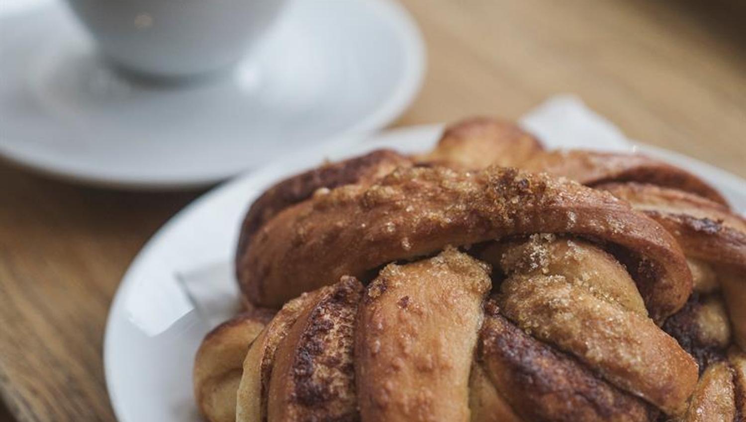 kanelbolle med kaffee