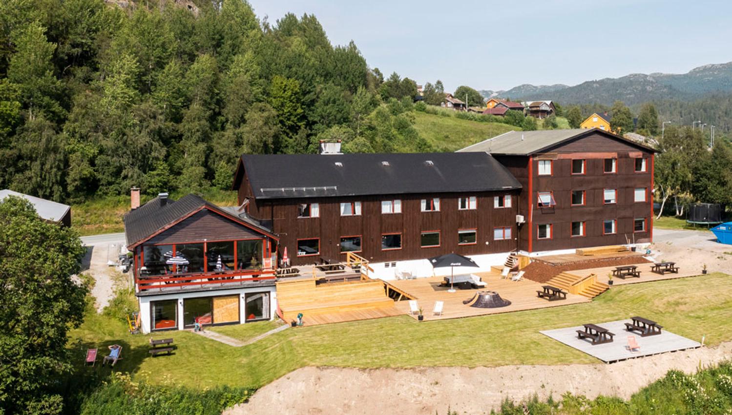 terrassen bak Austbø Hotell i Rauland