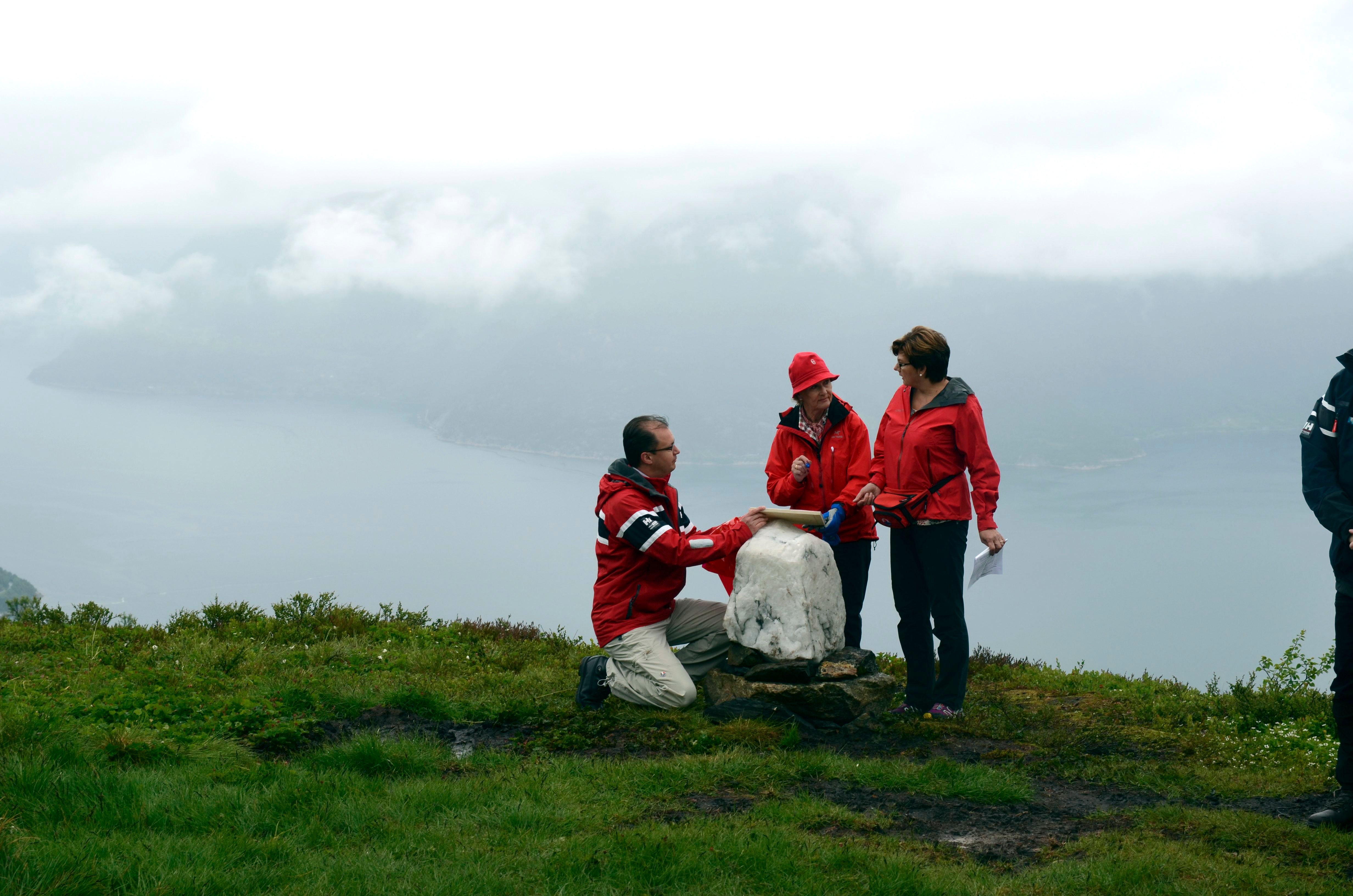 Trail opening day 29 June 2013 with HM Queen Sonja, mayor Solfrid Borge and Hans Edmund Utne of Hotel Ullensvang.