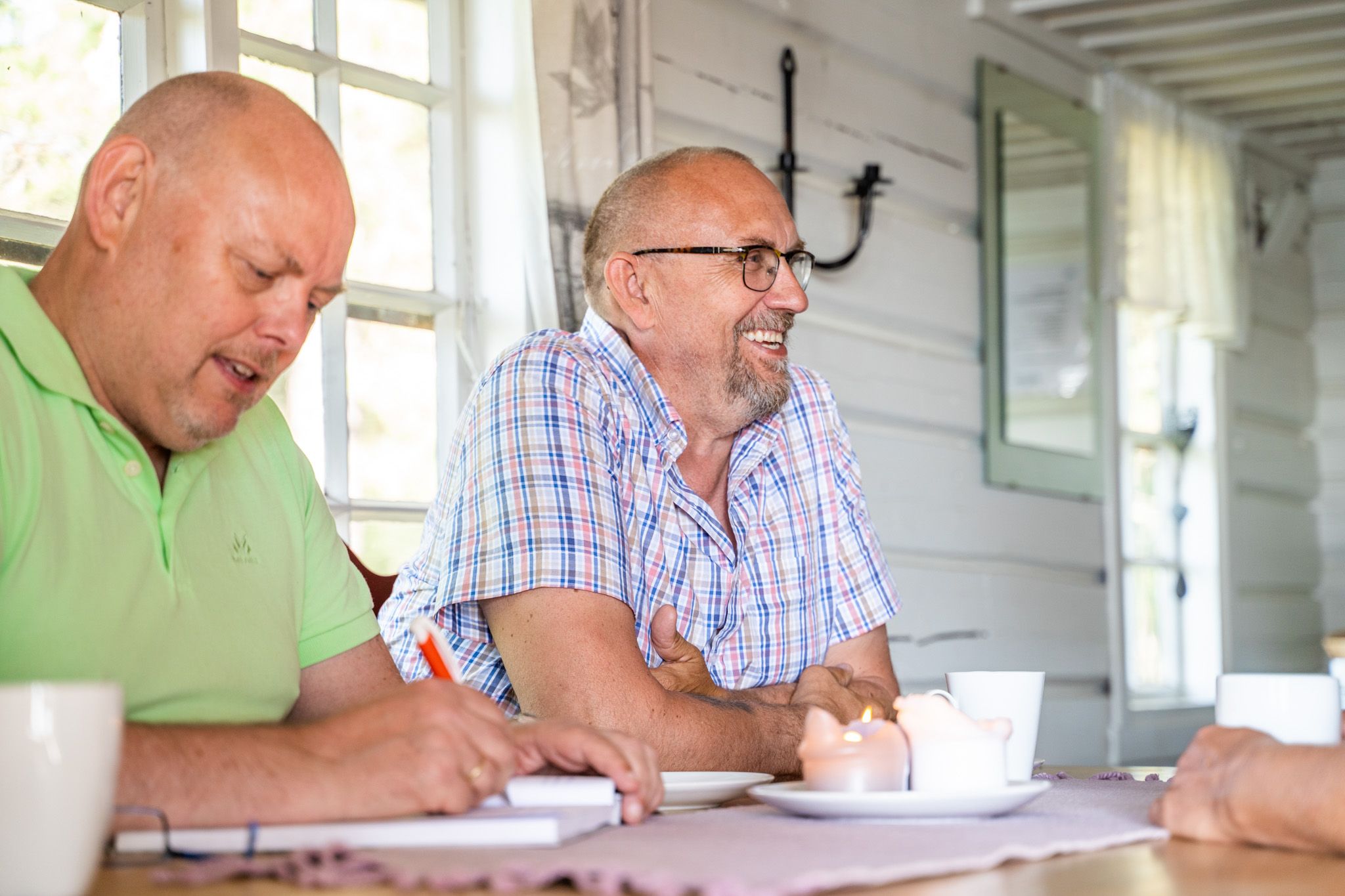 Menn som snakker over bord