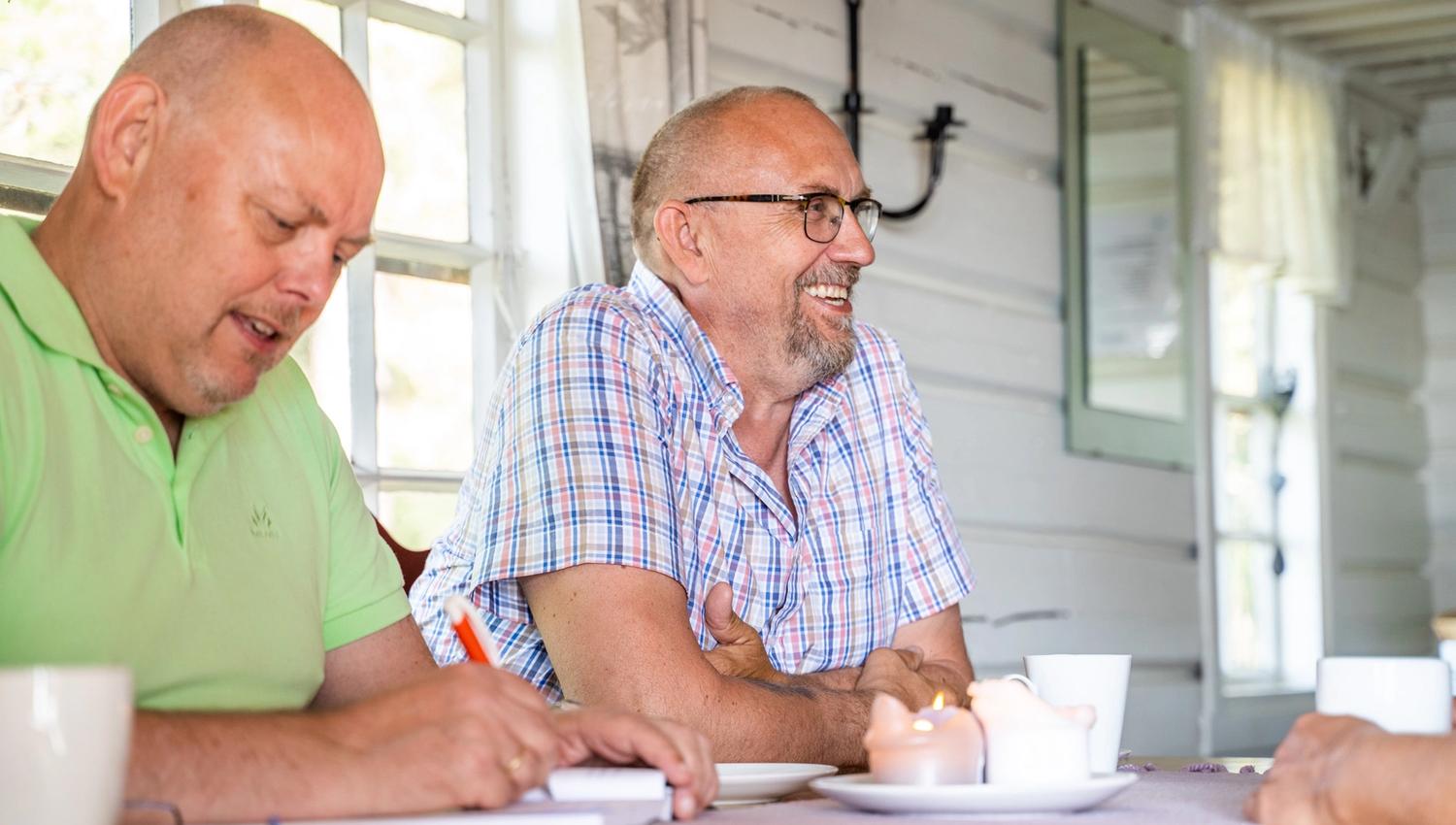 Menn som snakker over bord