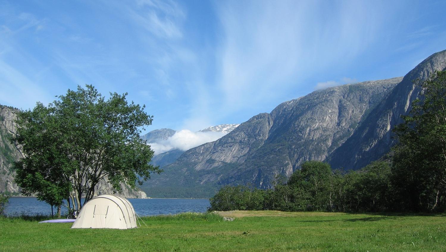 Et lite hvitt telt ved Eidfjordvatnet.