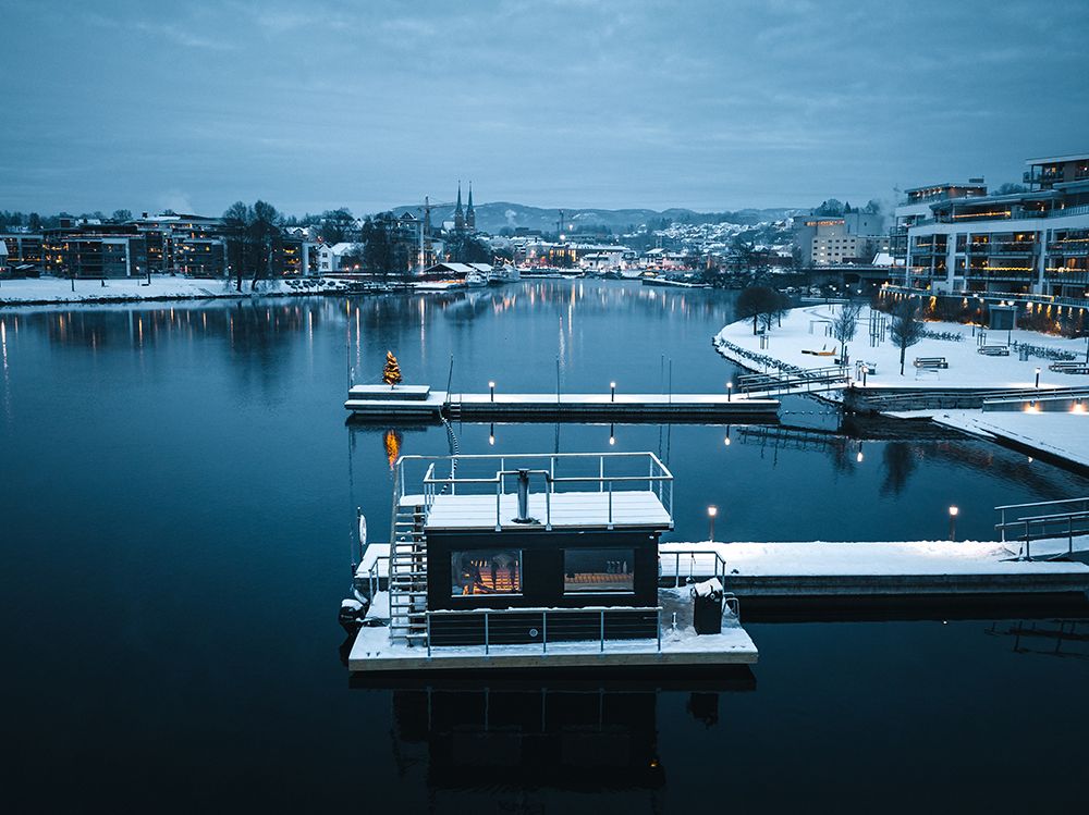 Sauna liggene ved brygga , snø og vinterstemning,
