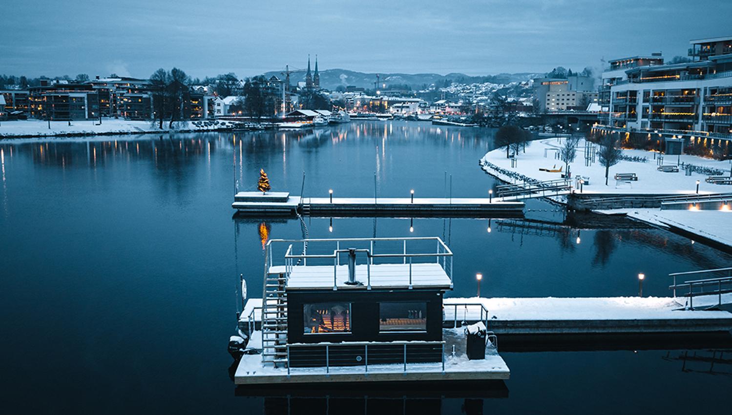 Sauna liggene ved brygga , snø og vinterstemning,