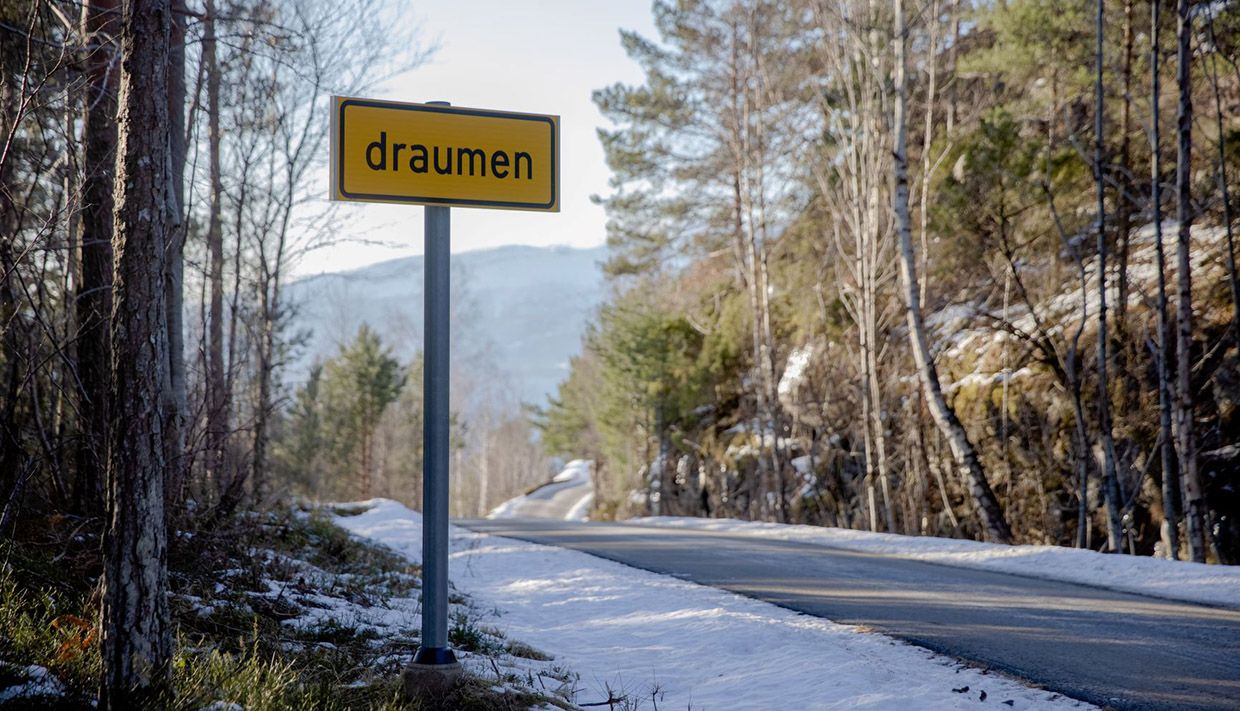 Road sign marking "Draumen," a beautiful area in Hardanger.