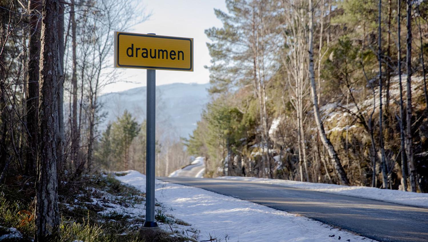 Road sign marking "Draumen," a beautiful area in Hardanger.