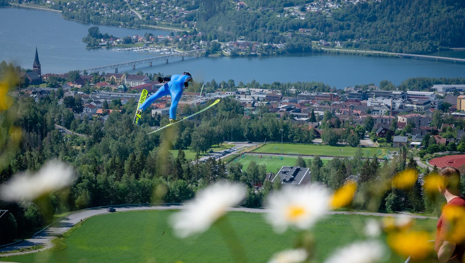 Opplev skihopperne på nært hold