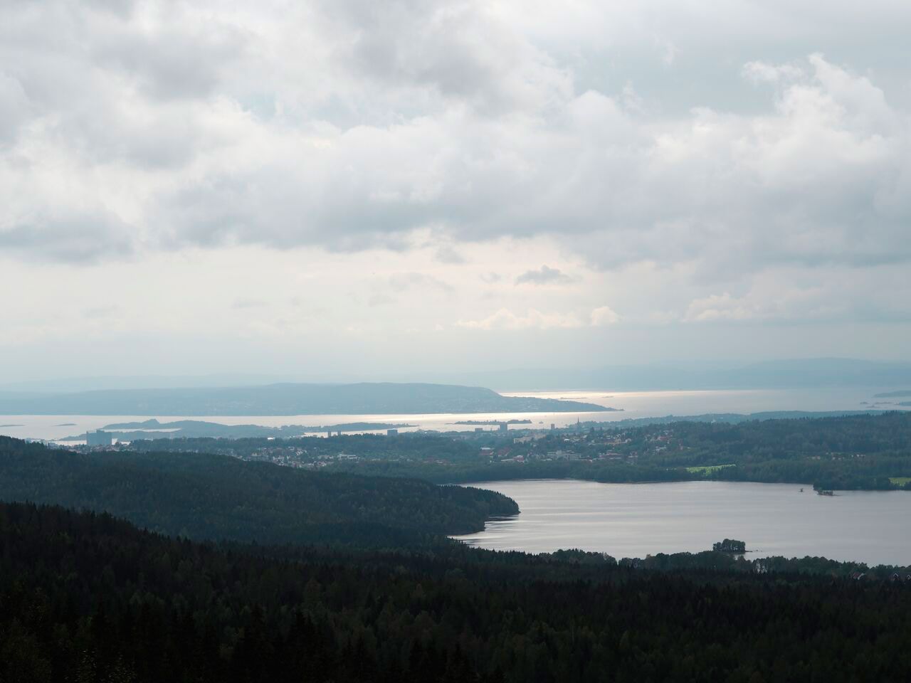vann og grønnkledde åser