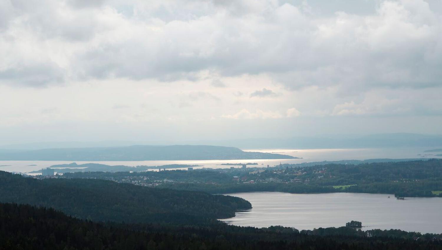 vann og grønnkledde åser