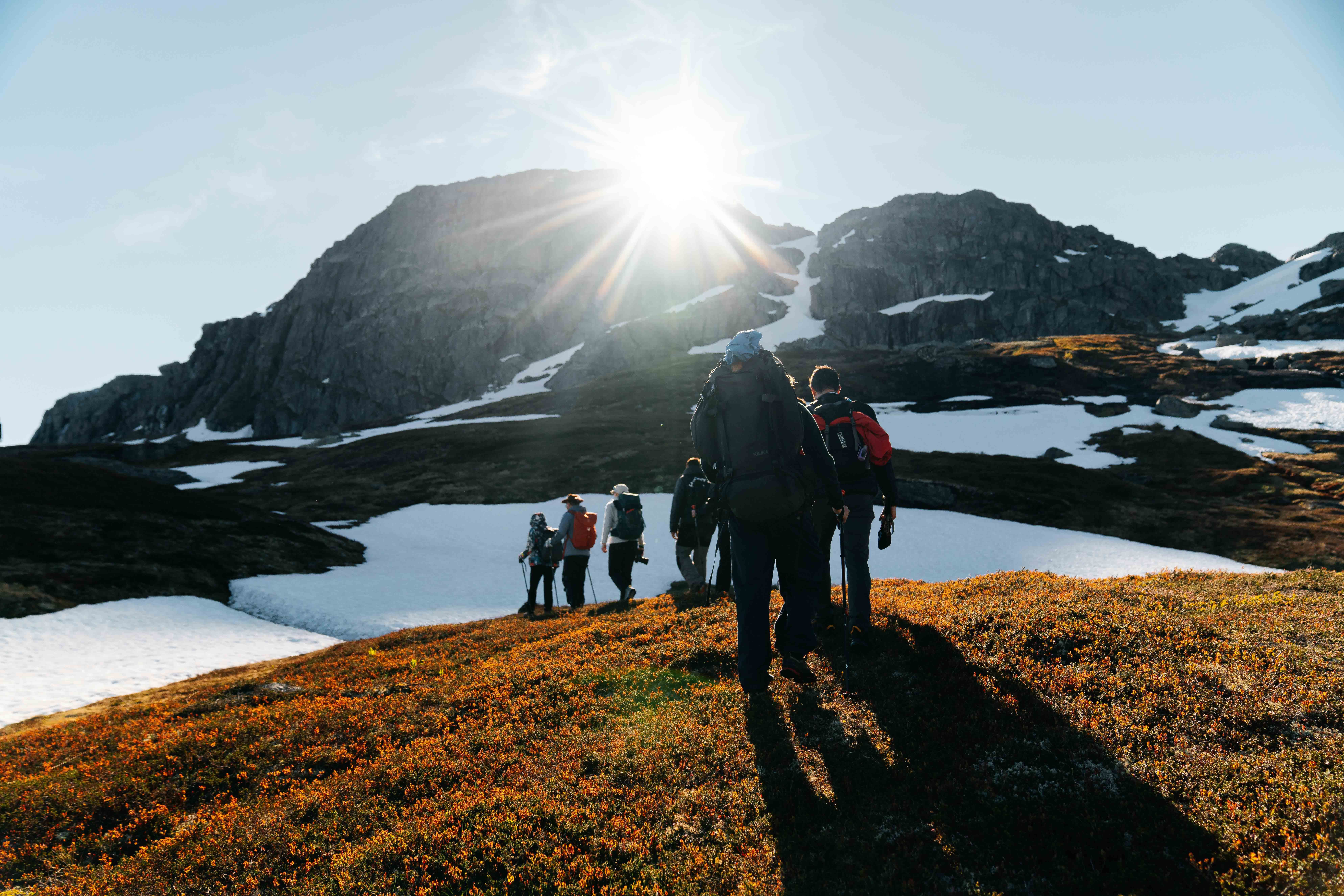 Vaknar til ein spektakulær utsikt over Hardangerfjorden frå teltet.