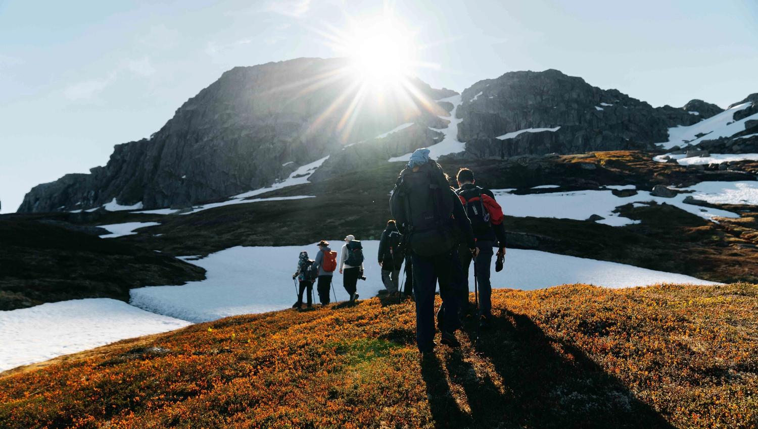 Vaknar til ein spektakulær utsikt over Hardangerfjorden frå teltet.