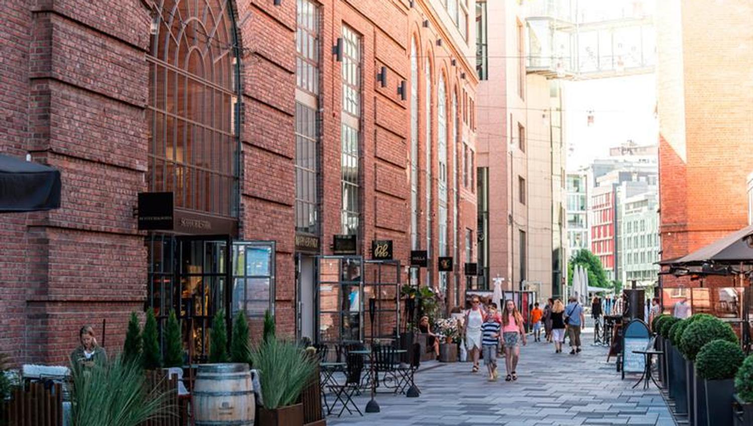 Mennesker som går i en handlegate.