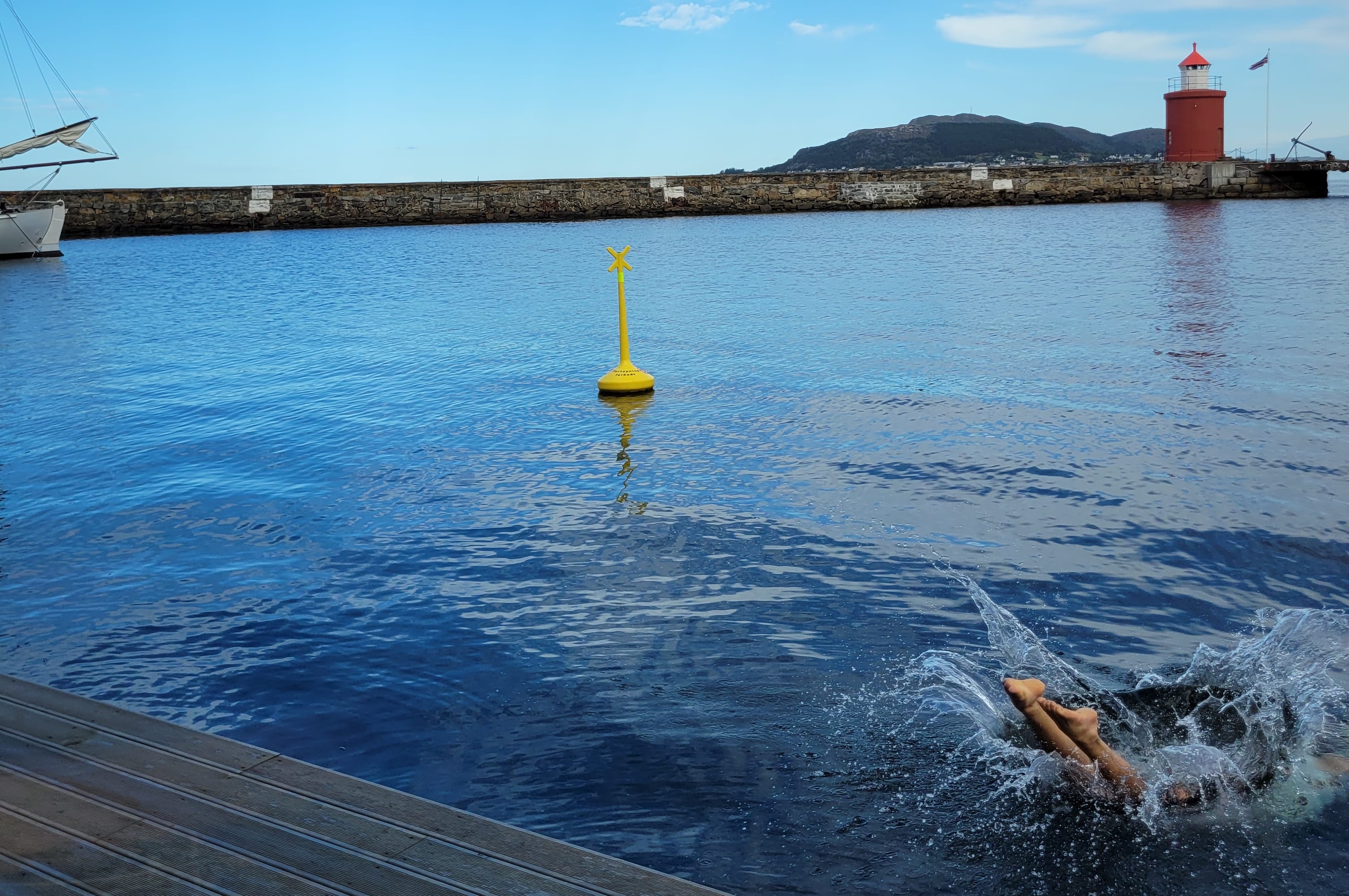 Kvinne som bryter vannoverflaten