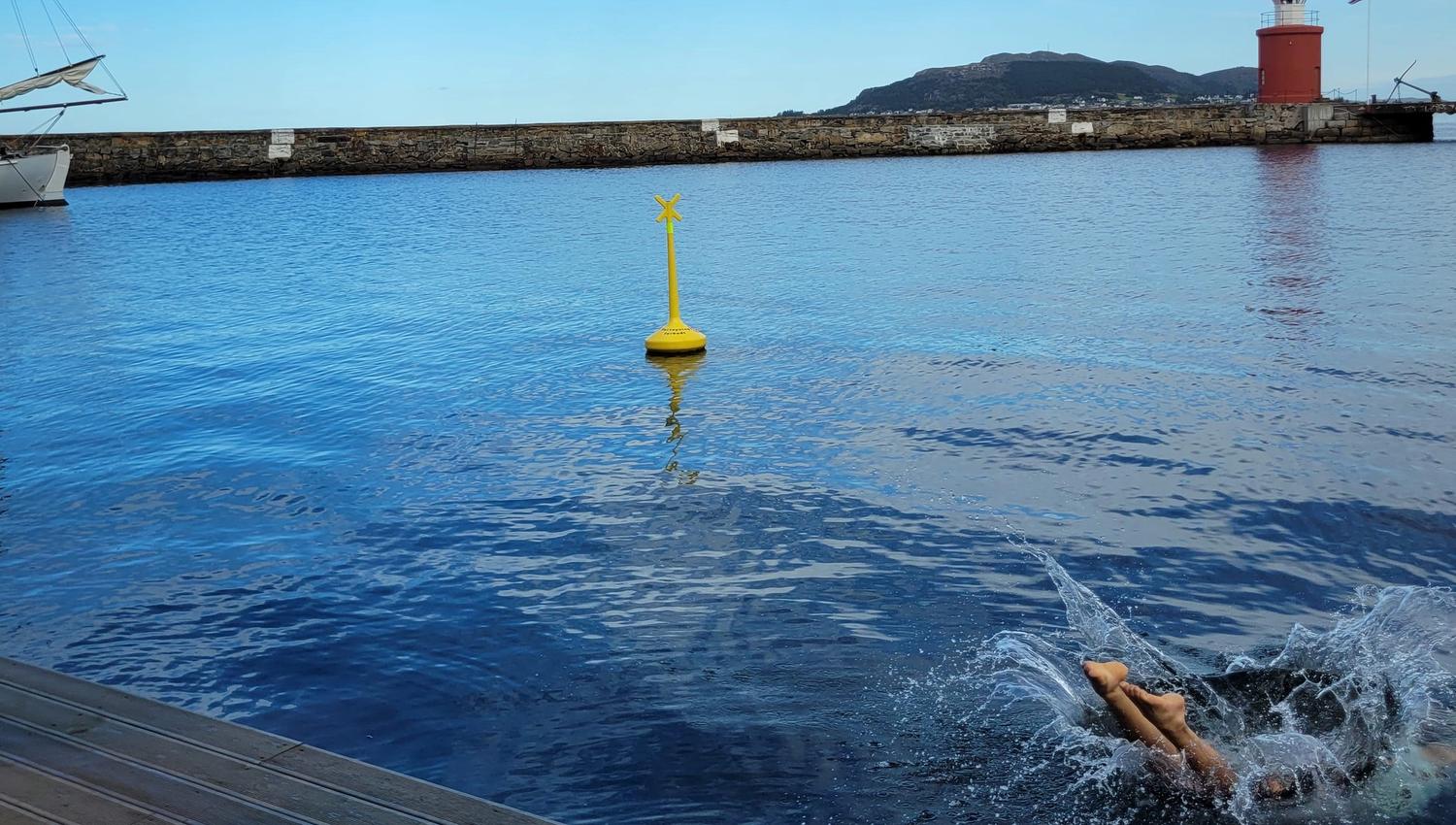 Kvinne som bryter vannoverflaten