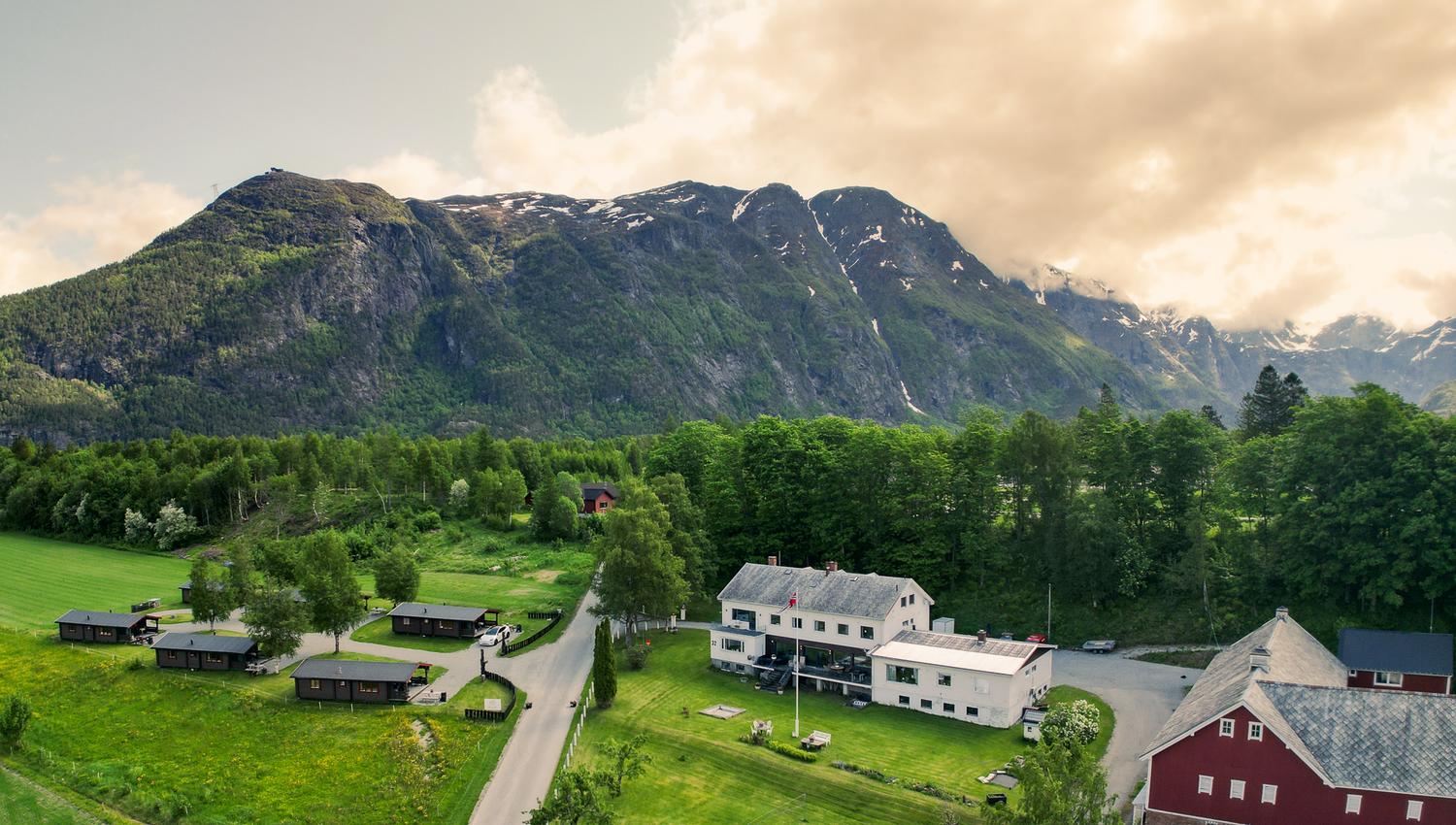 Åndalsnes Hytteutleige med Romsdalseggen i bakgrunnen.