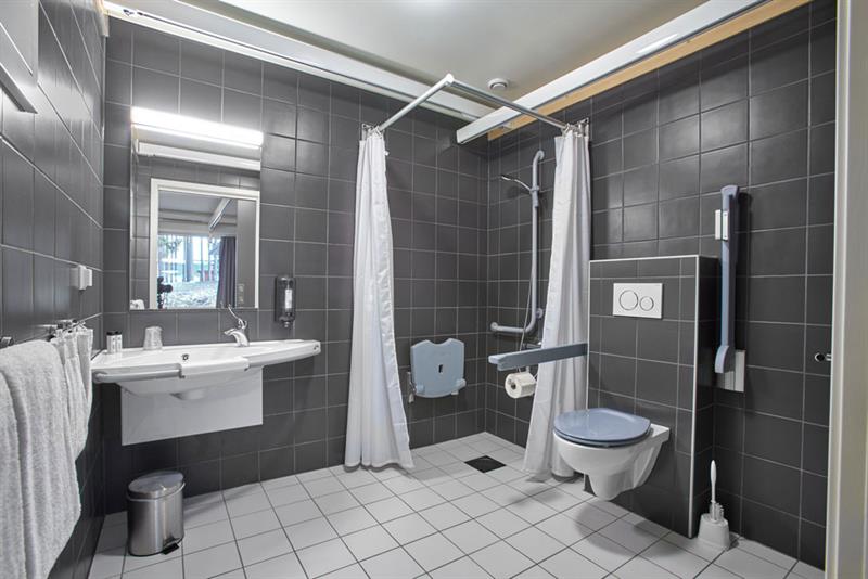 adapted bathroom at the hotel leisure park