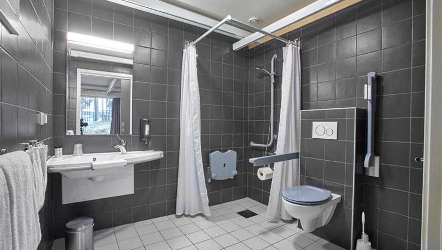 adapted bathroom at the hotel leisure park