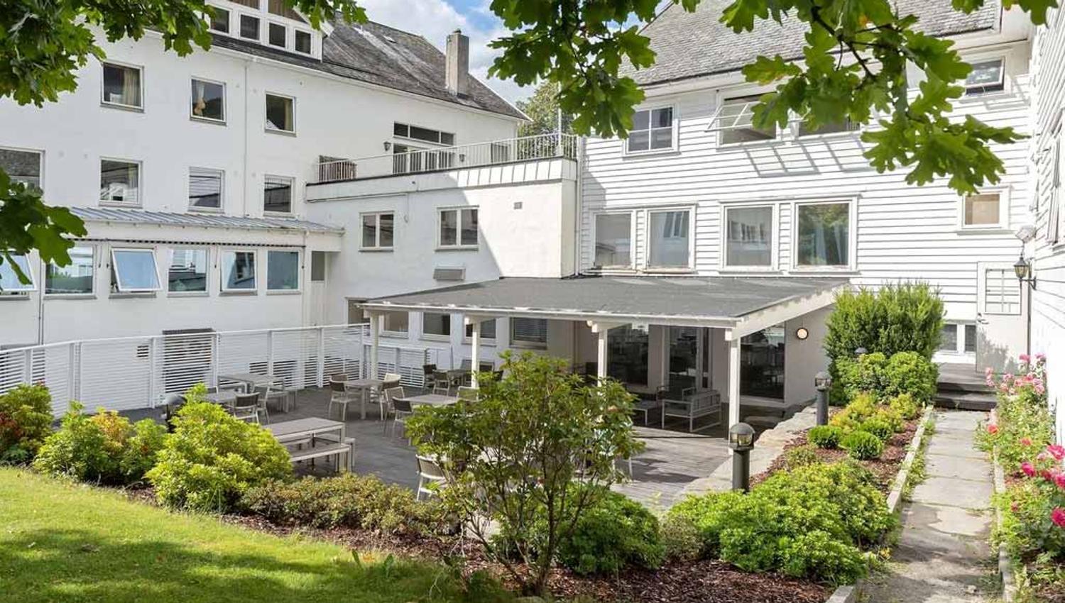 Bakgård med flotte omgjevnader