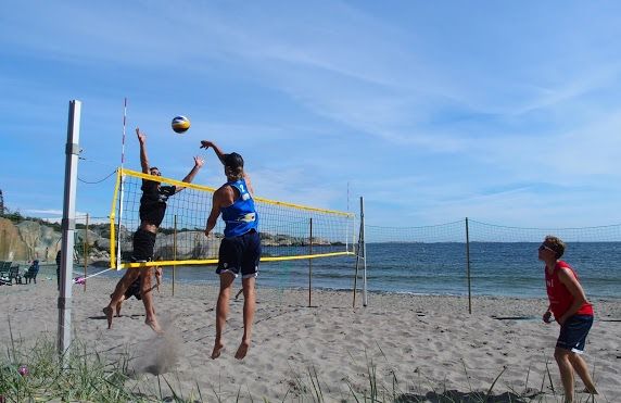 Folk spiller volleyball