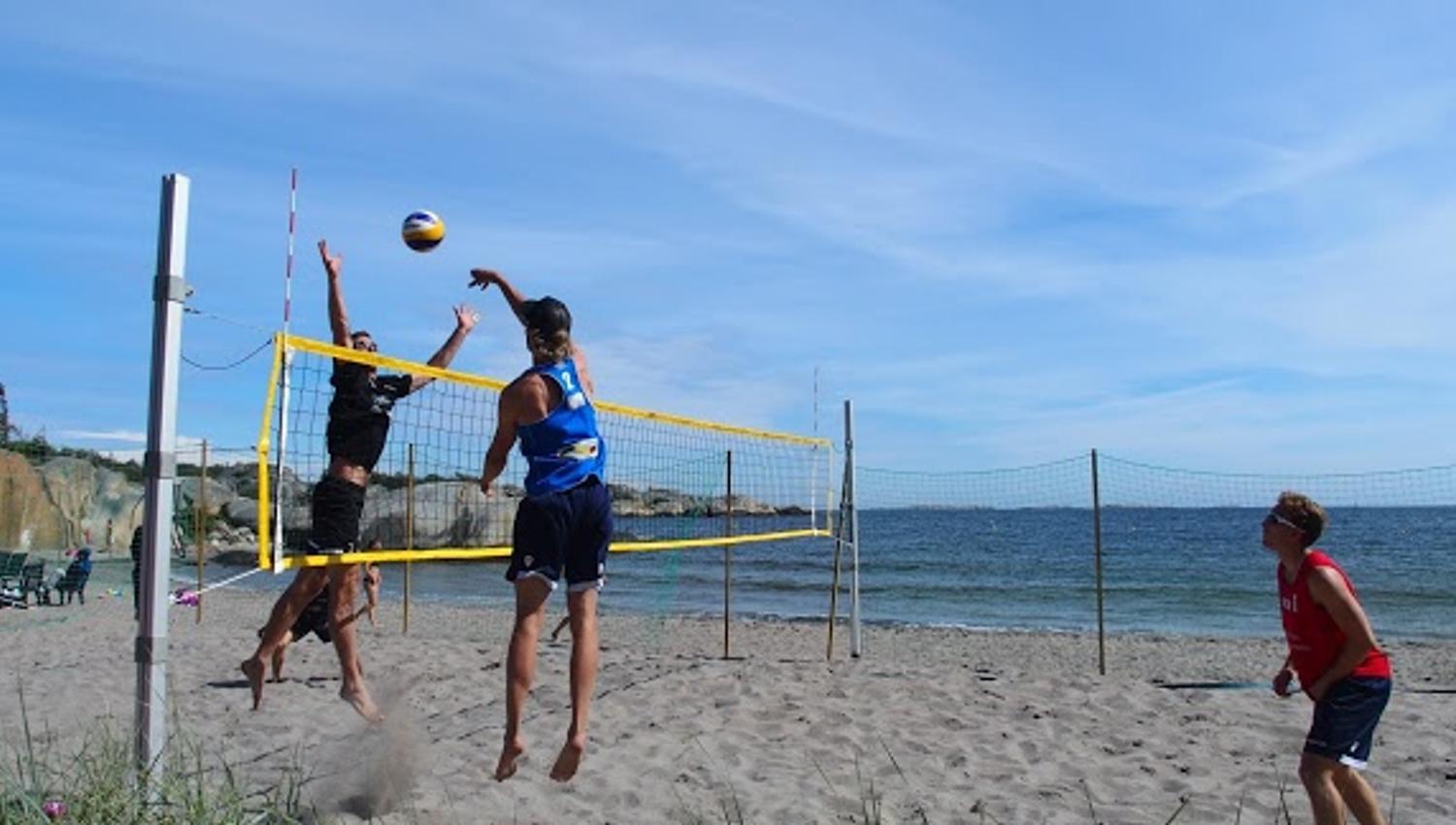 Folk spiller volleyball