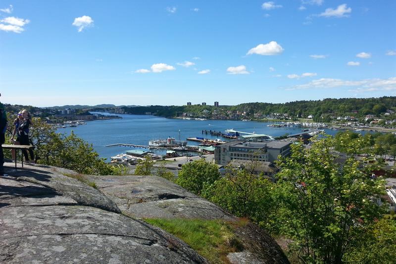 Utsikt fra fjellet og ned over byen og havet