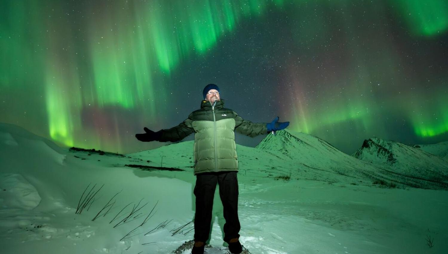 En gjest er omringet av nordlyset