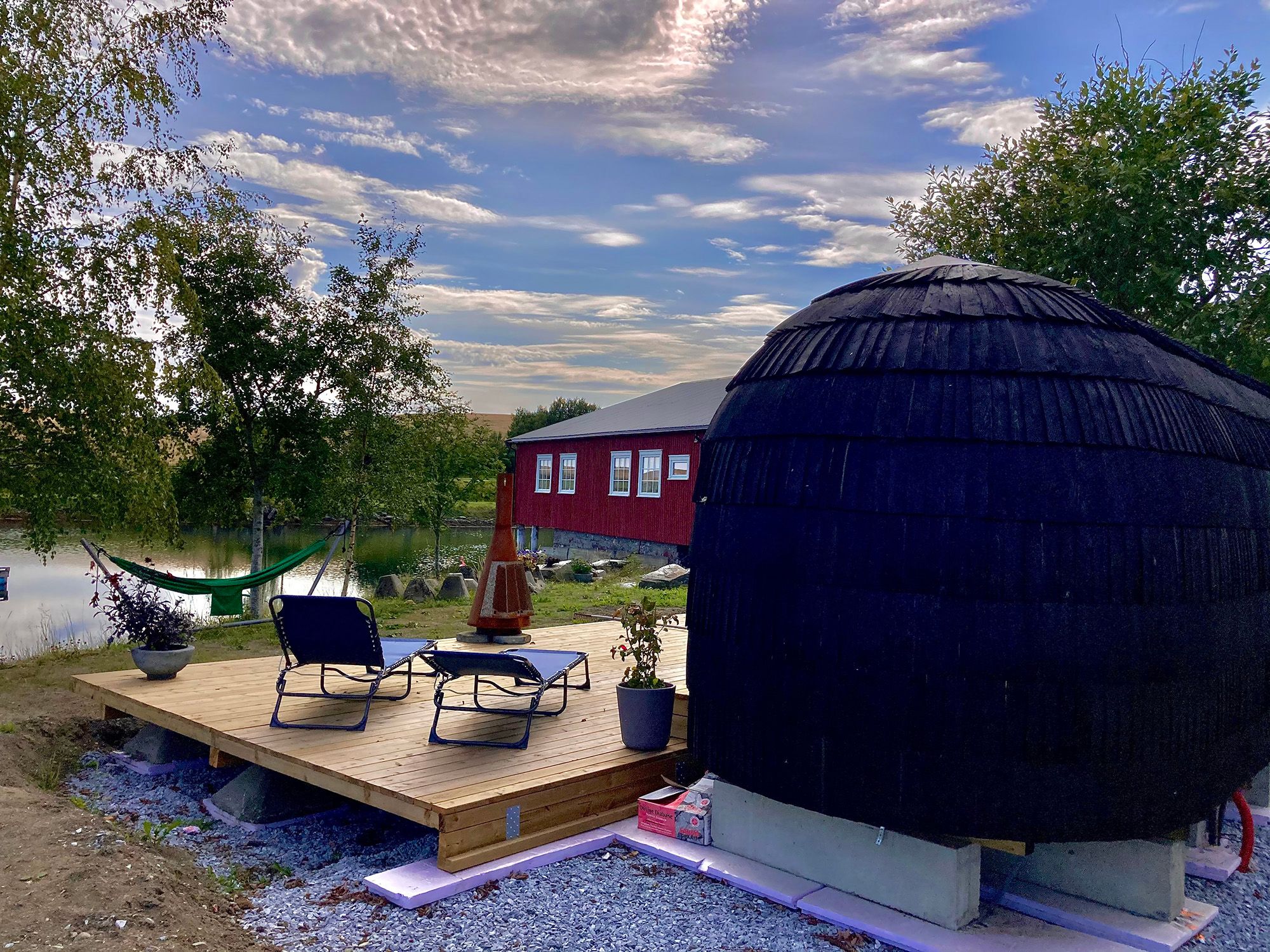 Slapp av både inne og utenfor Saunaen. Ta deg en dukkert i fjorden?