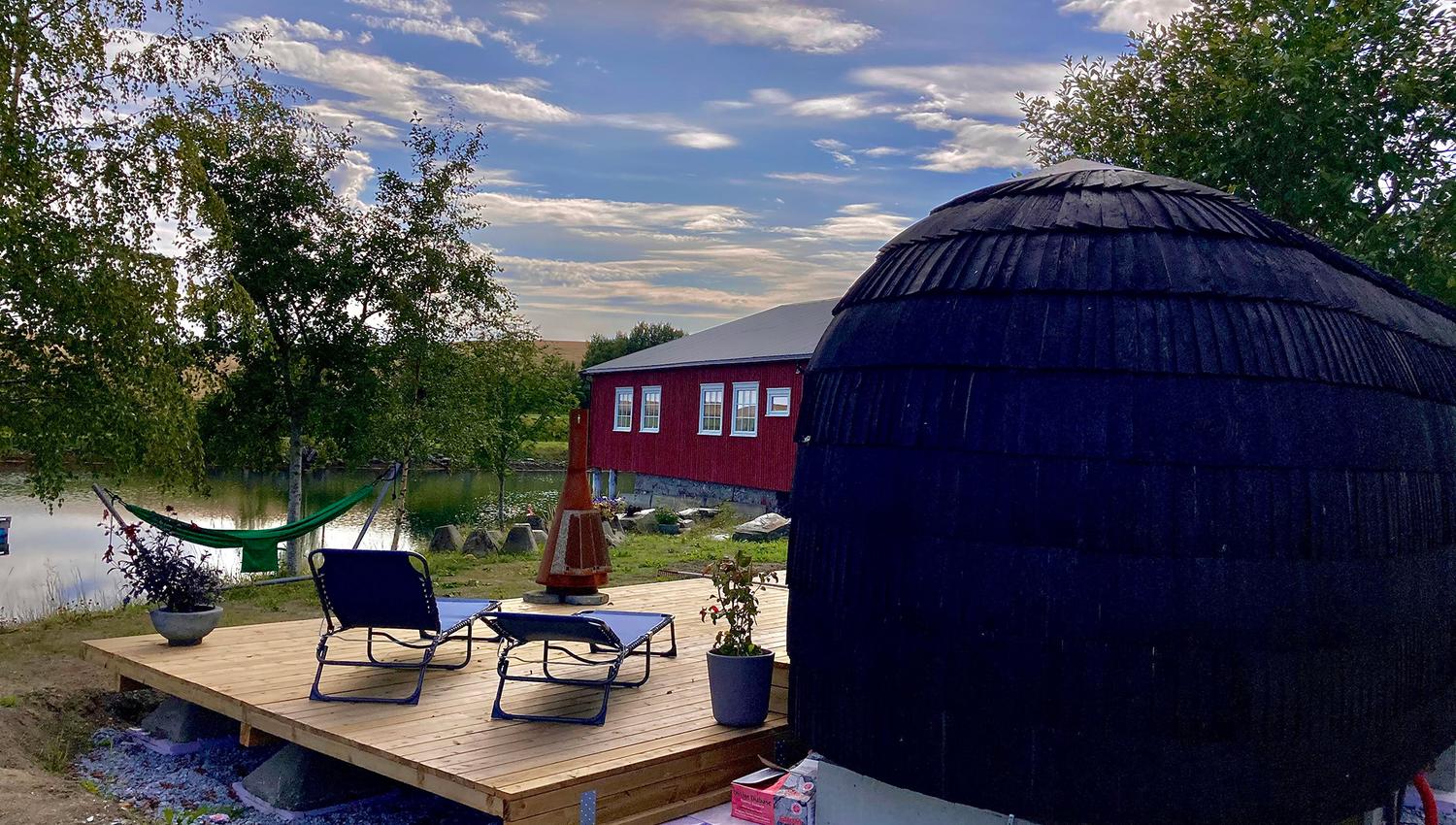 Slapp av både inne og utenfor Saunaen. Ta deg en dukkert i fjorden?