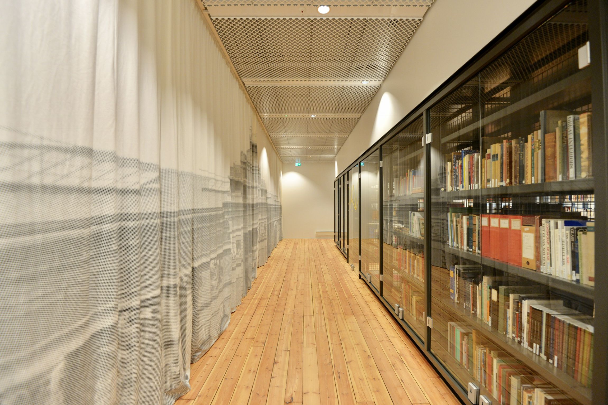 Stor garderobe langs hele veggen i Biblioteket. Foto - 3RW